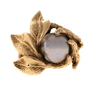 A Ladies Vintage Pearl Ring in 14K Gold