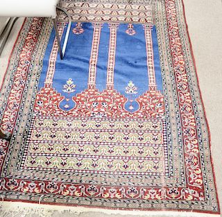 Oriental prayer rug. 4' 7" x 5' 10".