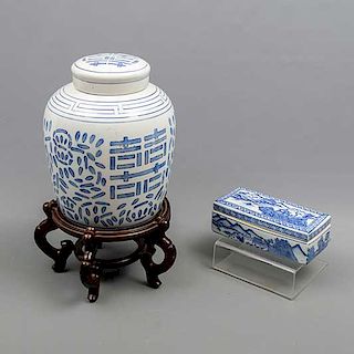 Tibor y alhajero. China. Siglo XX. Elaborados en cerámica. Acabado brillante. Uno con base de madera. 28 x 20 cm Ø y 6 x 19 x 9 cm.