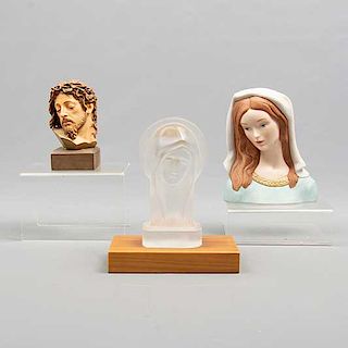 Lote de 3 figuras religiosas. México y Estados Unidos. SXX. En porcelana cristal opaco y pasta. Consta de: Ecce homo y 2 virgenes.