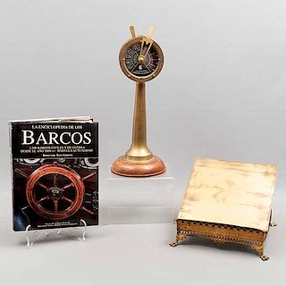 Lote mixto de 3 piezas. Siglo XX. Consta de: Telégrafo de barco, libro <I>La Enciclopedia de los Barcos.<D> y atril.