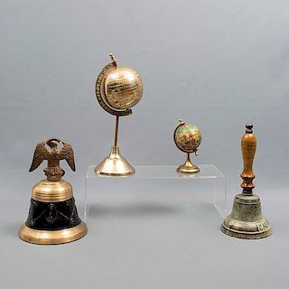 Lote mixto de 4 piezas. Diferentes orígenes. Siglo XX. Elaborados en metal. Consta de: 2 globos terráqueos y 2 campanas.