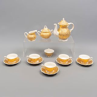 Juego de té. Siglo XX. Elaborado en porcelana. Consta de: tetera, azucarera, cremera, 5 platos base y 6 tazas. Total de piezas: 14.