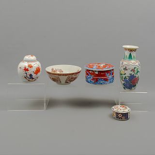 Lote de 5 piezas. Japón y China. SXX En porcelana, algunas Takahashi, Ardco, YT. Consta de: jarrón, tibor, centro de mesa y 3 depósitos