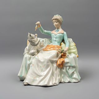 Dama con gatos. España. Siglo XX. Elaborada en porcelana Grafyten. Acabado brillante. 25 x 24 x 19 cm.