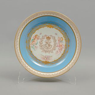 Plato decorativo. Francia. Siglo XX. En porcelana Sèvres. Con portaplatos de acrílico. Decorado con sello de Sèvres y esmalte dorado.