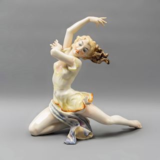 Bailarina. Alemania. Siglo XX. Elaborada en porcelana Hutschenreuther. 28 x 16 x 31 cm.