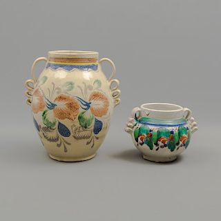 Lote de 2 jarrones. México. Siglo XX. Elaborados en cerámica. Acabado brillante. Decorados con elementos vegetales, florales, etc.
