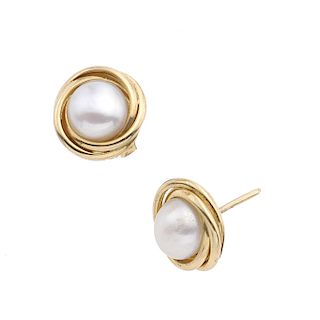 Par de broqueles con perlas en oro amarillo de 14k. 2 medias perlas de 6 mm. Peso: 1.7 g. Nota falto de una contra.