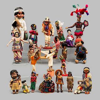 Lote de 22 muñecos. Diferentes orígenes, diseños y marcas. Siglo XX. Elaborados en material sintético, madera, porcelana, otros.
