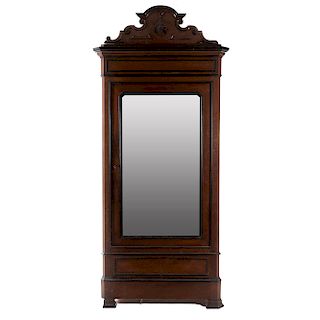 Armario. Francia. Siglo XX. En talla de madera. Puerta abatile con espejo de luna irregular y cajón. 242 x 116 x 50 cm.