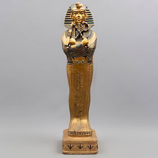 Sarcófago de Tutankamón. SXX. En yeso policromado. Decorado con esmalte dorado, jeroglíficos, doua-our, Khépres. 60 x 14 x 18 cm.
