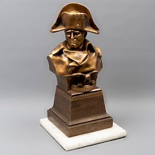 Busto de Napoleón I Bonaparte. Origen europeo. SXX. Elaborado en metal dorado. Con base de ónix blanco jaspeado. 47 x 19 x 19 cm.