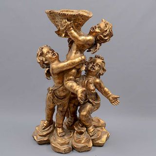 Figura decorativa. Origen europeo. Siglo XX. Elaborada en pasta dorada. Decorada con 3 querubines. 64 x 42 x 36 cm.