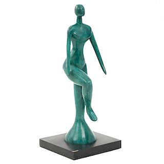 Anónimo. Mujer. Fundición en bronce. Con base en aglomerado. 68 x 22 x 22 cm.
