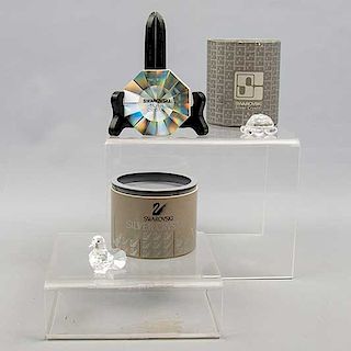 Paloma y Tortuga de tierra. Marca Swarovski. Austria. SXX. Elaborados en cristal. Con cajas originales. 3 x 2.5 x 4 cm y 2 x 3 x 4 cm.