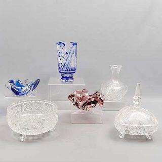 Lote de 6 piezas. Origen europeo. SXX. Diferentes diseños. Elaboradas en cristal. Consta de: bombonera, 2 floreros y 3 centros de mesa.