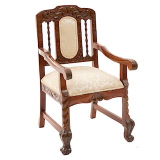 Sillón. Siglo XX. En talla de madera. Con respaldo semiabierto y asiento en tapicería floral color beige, fustes torsales.
