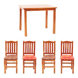Antecomedor. Siglo XX. En talla de madera entintada. Consta de: Mesa y 4 sillas con cojines. 80 x 100 x 70 cm. (mesa)