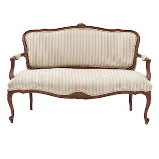 Loveseat. Siglo XX. En talla de madera. Con respaldo cerrado y asiento en tapicería lineal color beige.
