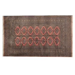 Alfombra. SXX. Estilo Boukhara. Elaboradas en fibras de lana y algodón. Decorado con elementos geométricos. 184 x 127 cm.