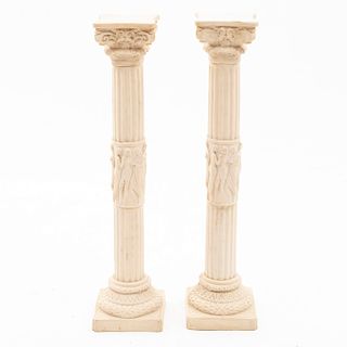 Par de columnas corintias. Siglo XX. Elaboradas en pasta. Decoradas con frisos estilo clásico en bajo relieve. 88 x 18 x 18 cm.
