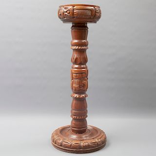 Pedestal. México. Siglo XX. En talla en madera. Decorado con elementos antropomorfos, orgánicos, etc. 64 x 27 cm. Ø