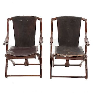Par de sillas. Marca Don S. Shoemaker. Estados Unidos. Siglo XX. En talla de madera. Con respaldos y asientos de piel.
