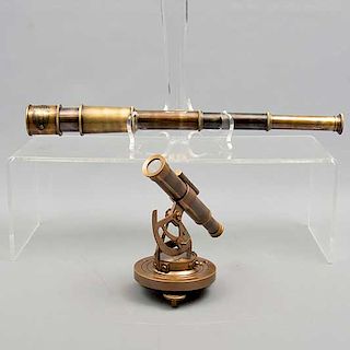 Catalejo e instrumento de medición. Origen europeo. Siglo XX. Elaborados en metal dorado. Uno marca Royal Navy. 4 x 41 cm. Ø