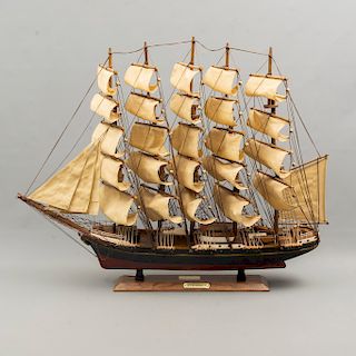 Fragata "Preussen". Siglo XX. Diseño a escala. En talla de madera. Con base de madera, 5 mastiles y 28 velas. 58 x 15 x 78 cm.