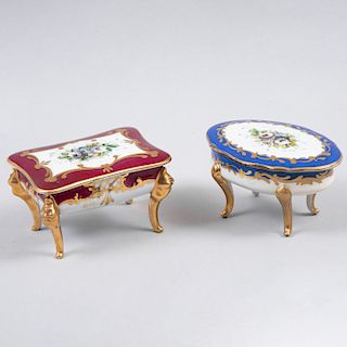 Par de anilleros a manera de mesas de centro. Francia, siglo XX. Elaborados en porcelana Limoges acabado brillante. Pz: 2