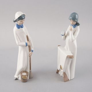 Lote de planchadora y mujer con escoba. España, siglo XX. Elaborados en porcelana Casades acabado brillante. Piezas: 2