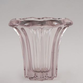 Florero. Siglo XX. Elaborado en cristal morado. Diseño lobulado con estriados. 18 x 20 cm de diámetro.