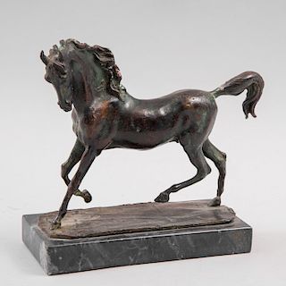 Escultura ecuestre. Siglo XX. Fundición en bronce patinado con base de mármol. 18 x 21 x 10 cm