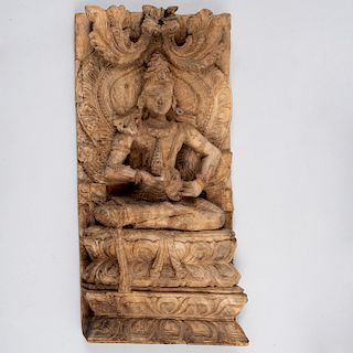 Retablo de Vishnu sobre flor de loto. India, siglo XX. Talla en madera acabado crudo. 60 x 29 x 9 cm
