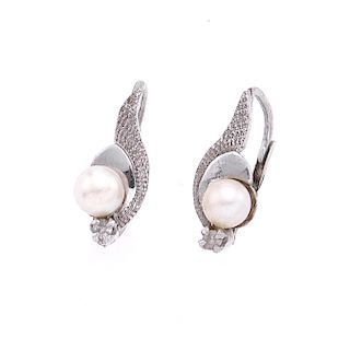 Par de aretes con perlas en oro blanco de 14k 2 perlas cultivadas de 4 mm. Peso: 2.2 g.