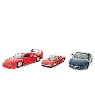 Lote de autos a escala. Consta de: a) Ferrari F40 1987, Rojo, Burago, 1:18 b) Ferrari Testarossa 1984, Rojo, Burago, 1:24. Piezas: 3