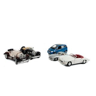 Lote de autos a escala. Consta de: a) Mercedes 500K, Roadster, 1936, Negro, 1:20 b) Mercedes 190 SL 1955, Blanco, Maisto. Piezas: 5