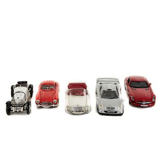 Lote de autos a escala. Conta de: a) Mercedes SLS AMG 2011, Rojo, Maisto, 1:18 b) Mercedes 280 SE 1966, Blanco, Maisto, 1:18. Piezas: 5