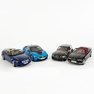 Lote de autos a escala. Consta de: a)BMW 325i 1993, Convertible, Negro, Maisto, 1:18 b) BMW i8, Azul-Negro, Paragon, 1:18. Piezas: 4