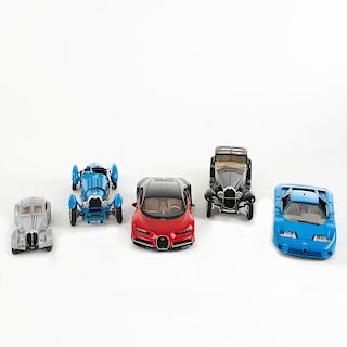 Lote de autos a escala. Consta de: a) Bugatti Chiron 2018, Rojo/Negro, Burago, 1:18 b) Bugatti Type 59 1934, Azul, Burago. Piezas: 5
