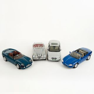 Lote de autos a escala. Conta de: a) Jaguar XK 1948, Convertible, Gris, ERTL, 1:18 b) Jaguar X-Type 2001, Gris, Maisto, 1:18. Piezas: 4