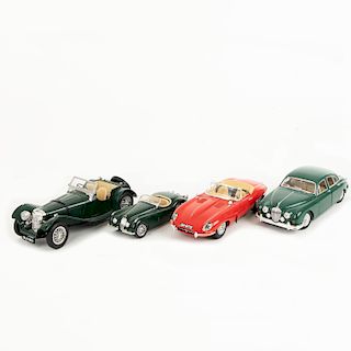 Lote de autos a escala. Consta de: a) Jaguar SS 100 1937, Convertible, Verde, Burago, 1:18 b) Jaguar Mark II 1959. Piezas: 4