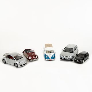 Lote de autos a escala. Consta de: a) Volkswagen New Beetle RSI 2001, Plata, Auto Art 1:18  b) Volkswagen Microbus 1962. Piezas: 5