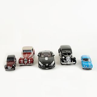 Lote de autos a escala. Consta de: a) Delahaye 135M 1947, Rojo/Beige, Signature Models, 1:18 c) Renault R8 Gordini 1964. Pieazas: 5