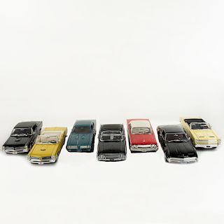 Lote de autos a escala. Consta de: a) Lincoln Continental 1961, Negro. b) Mercury Cyclone GT 1966, Convertible. Piezas: 7
