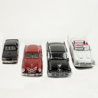 Lote de autos a escala. Consta de: a) Mercury Montclair 1956, Police Car,1:18 b) Packard Caribbean 1955, Convertible. Piezas: 4