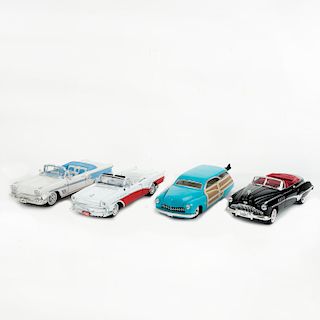Lote de autos a escala. Consta de: a) Buick MERC WOODIE 1950, Azul, Hot Wheels, 1:18 b) Buick Roadmaster 1957, Convertible. Piezas: 4