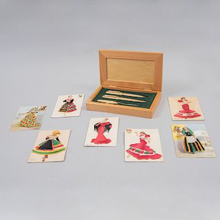 Lote de postales españolas bordadas y estuche de plumas en madera tallada. Impresiones con bordados y juego de plumas. Pz: 10