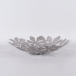 Centro de mesa. Siglo XX.Diseño de Monika Mulder. Elaborado en metal plateado. Diseño floral. Decorado con motivos lobulados y calados.